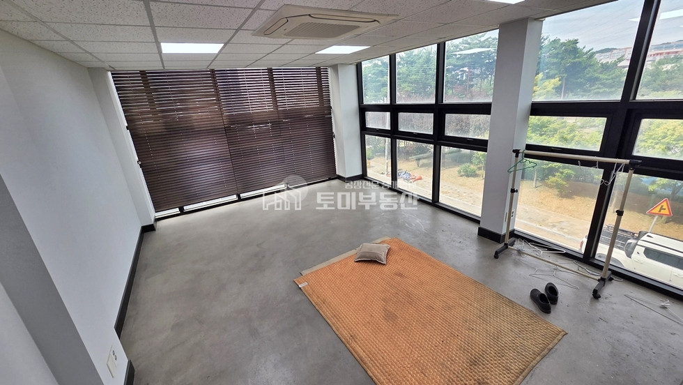 경기 김포시 양촌읍 학운리 1동 40피트 추레라 진입! 김포 학운리 157평(1층 공장 90평+2층 대형사무실 67평) 임대(추가확장가능) 월세 매물번호 13246 사진 6